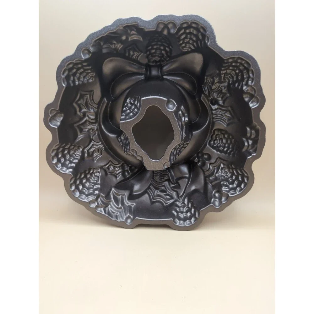 Nordic Ware Wreath Bundt Cake Pan Christmas Holiday Cast Aluminum Kitchenware